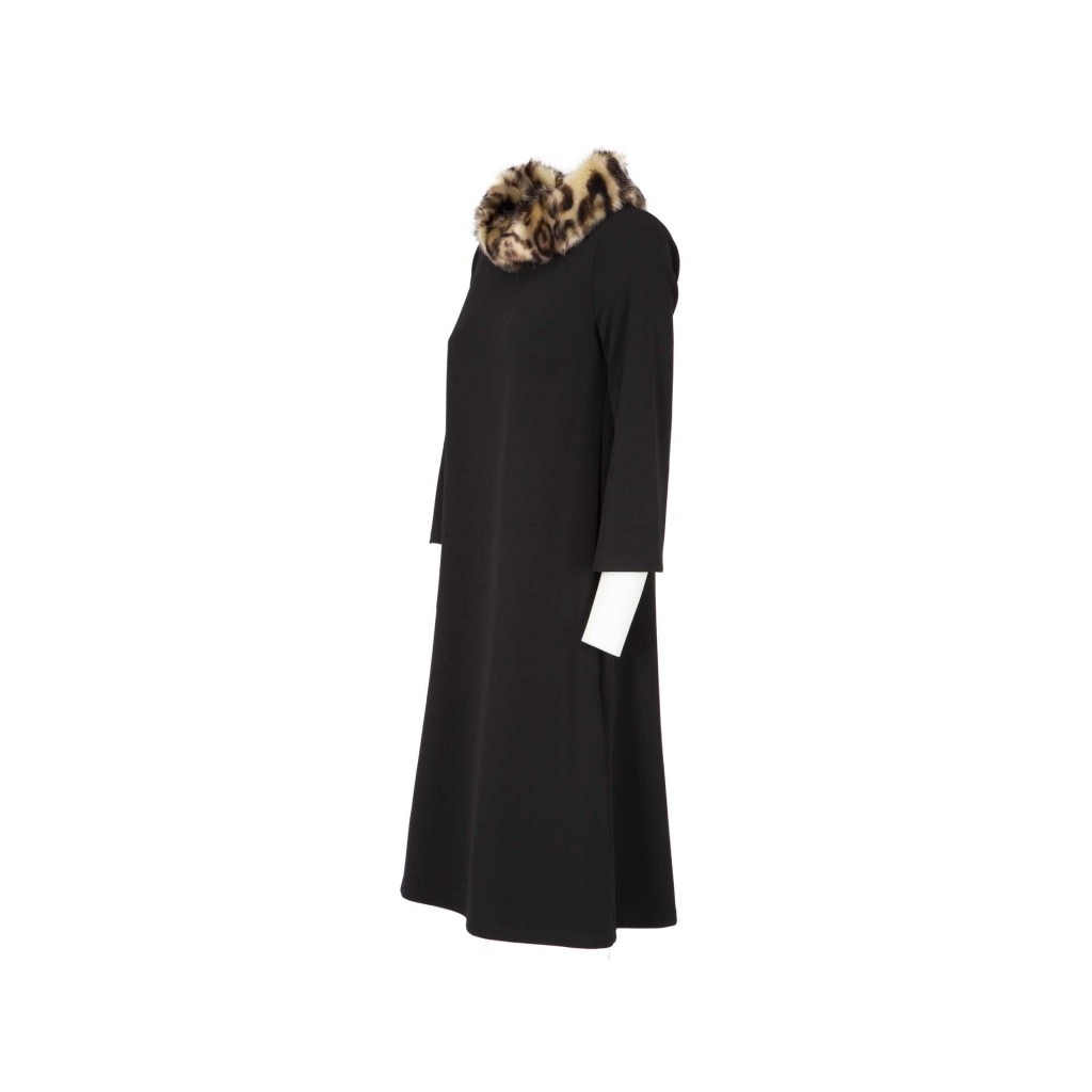 Kurzes schwarzes Kleid mit abnehmbarem Pelzkragen | Bowdoo.com