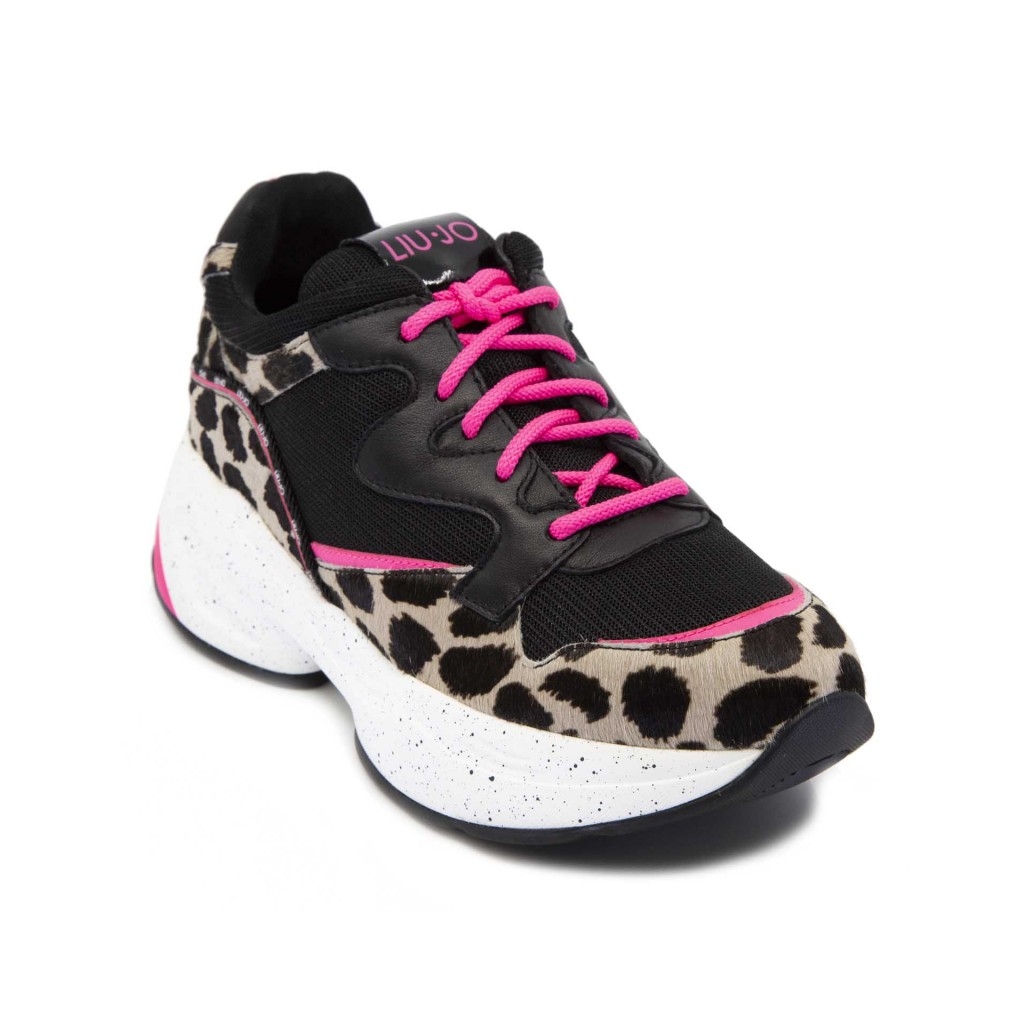 scarpe sportive maculate