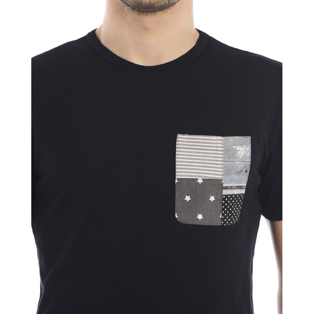 T-SHIRT MAGLIA UN TASCHINO E UNA POCHE NERO