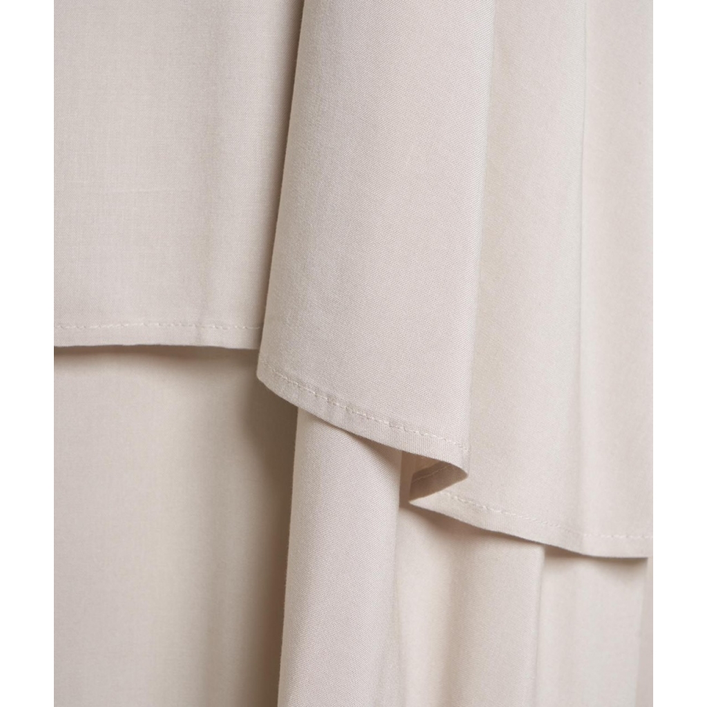 Abito con balze beige