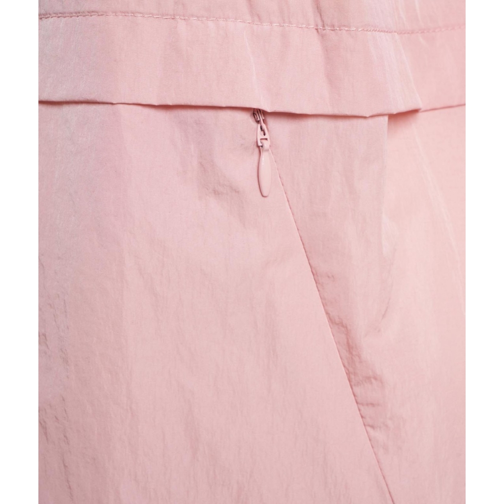 Giacca e borsa impermeabile rosa