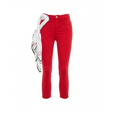 Jeans con foulard rosso