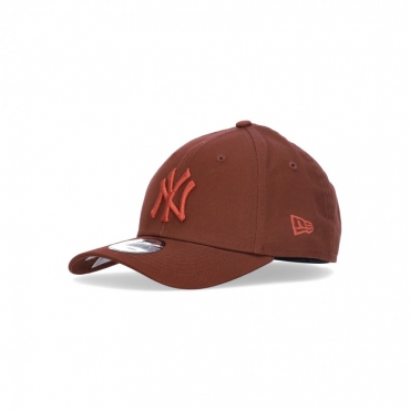 cappellino visiera curva uomo mlb league essential 940 neyyan BRICK RED/RUST