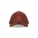 cappellino visiera curva uomo mlb league essential 940 neyyan BRICK RED/RUST