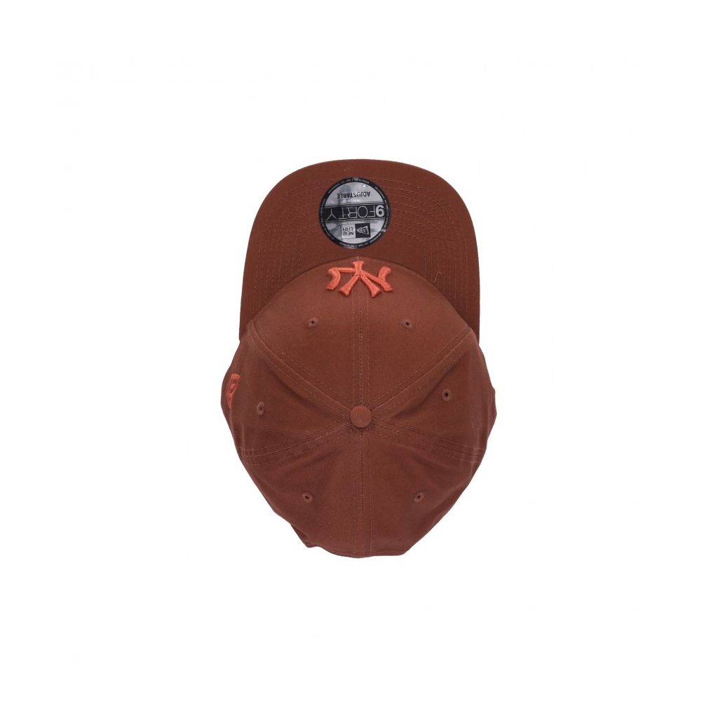 cappellino visiera curva uomo mlb league essential 940 neyyan BRICK RED/RUST