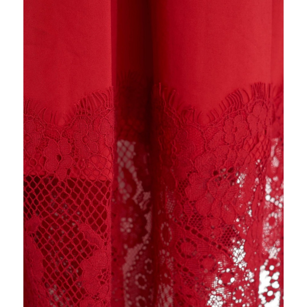 Abito con pizzo rosso