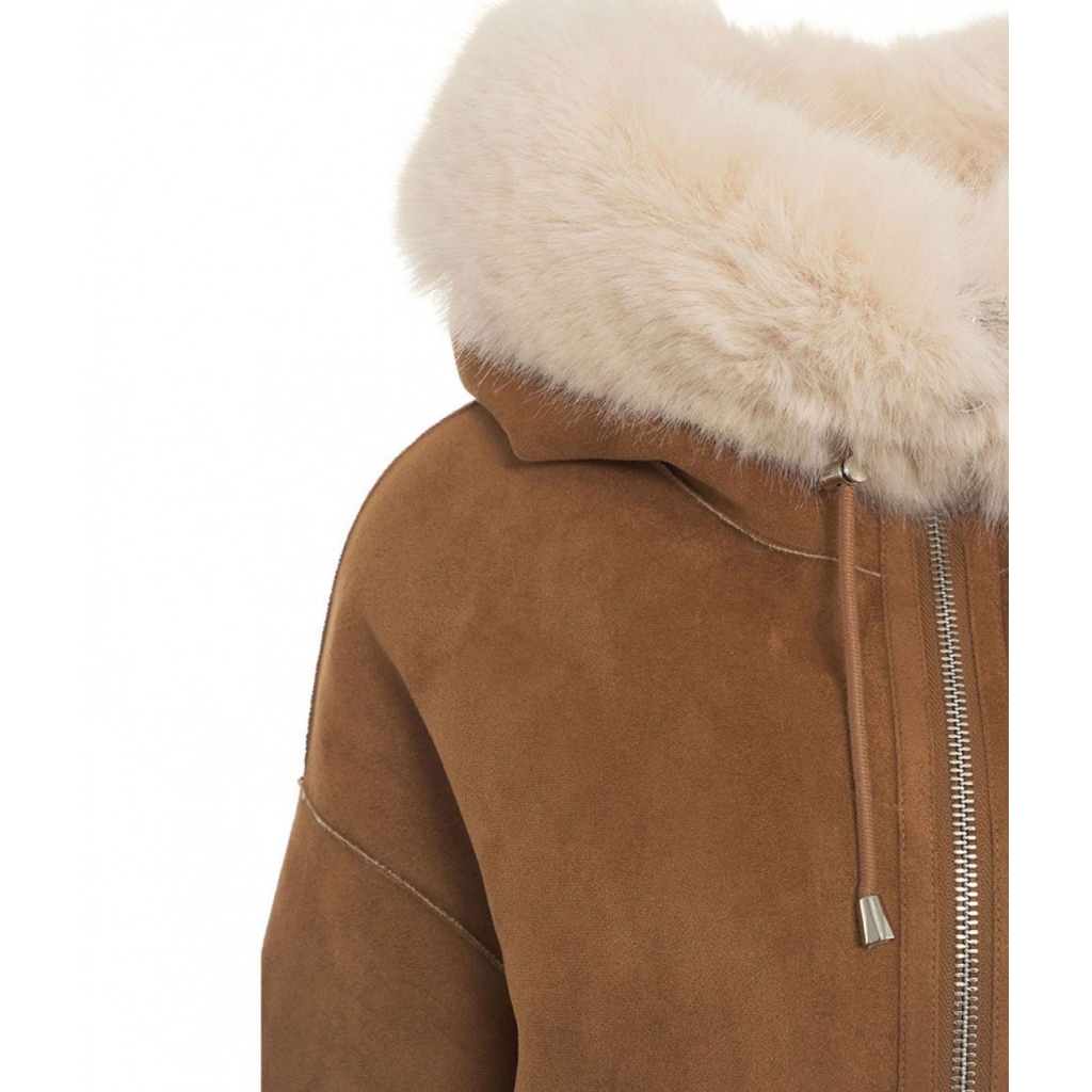 Giacca in ecopelle con pelliccia sintetica marrone