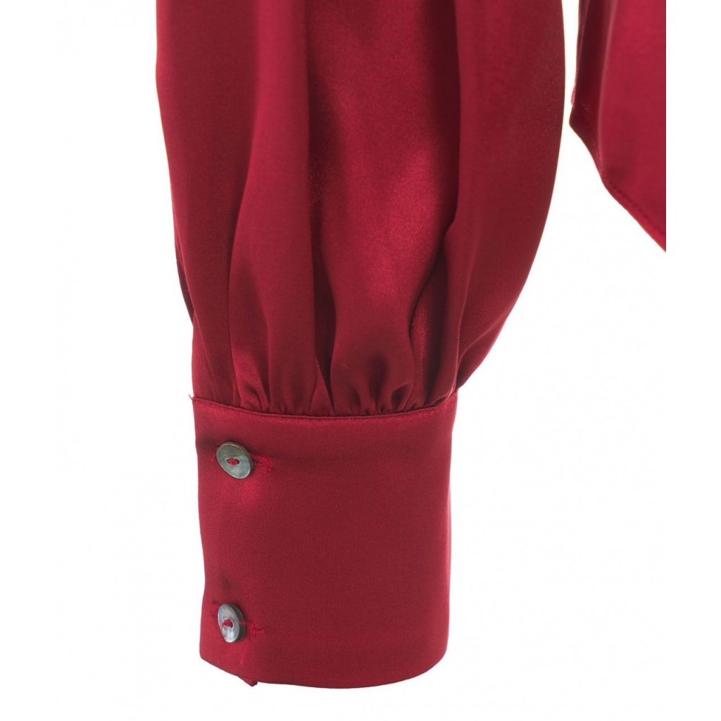 Camicetta in seta con collo a fiocco rosso