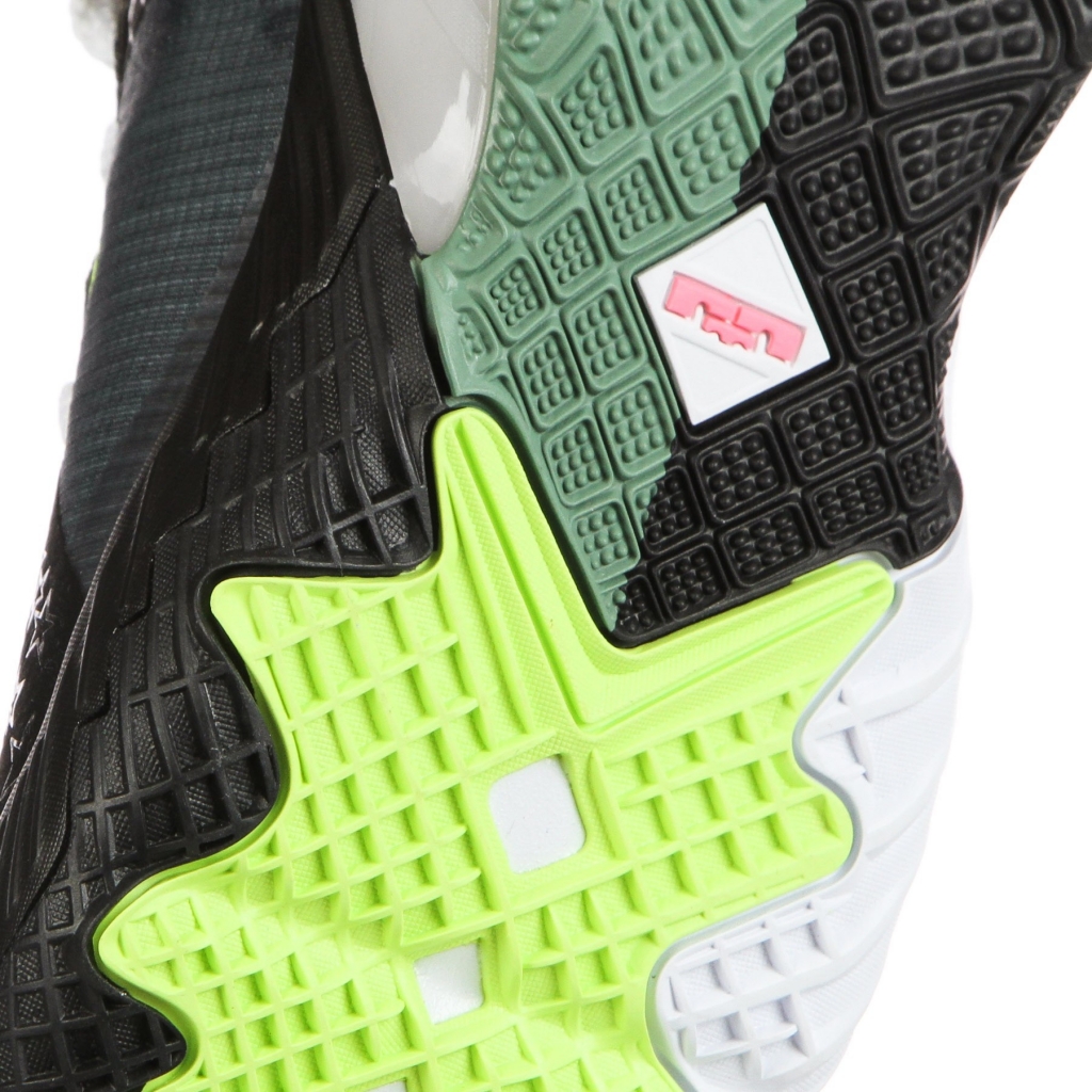 scarpa basket ragazzo lebron xviii low bugs vs marvin gs LT SMOKE GREY/SUNSET PULSE/BLACK/WHITE