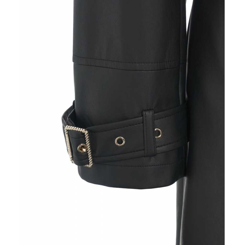 Cappotto in eco-pelle con cinturino nero